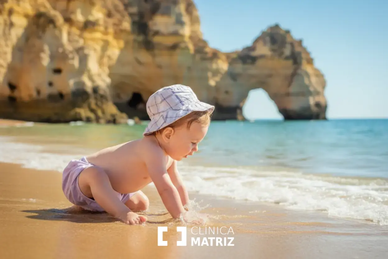 Fotografia de bebé recém-nascido a ser segurado pelos pais