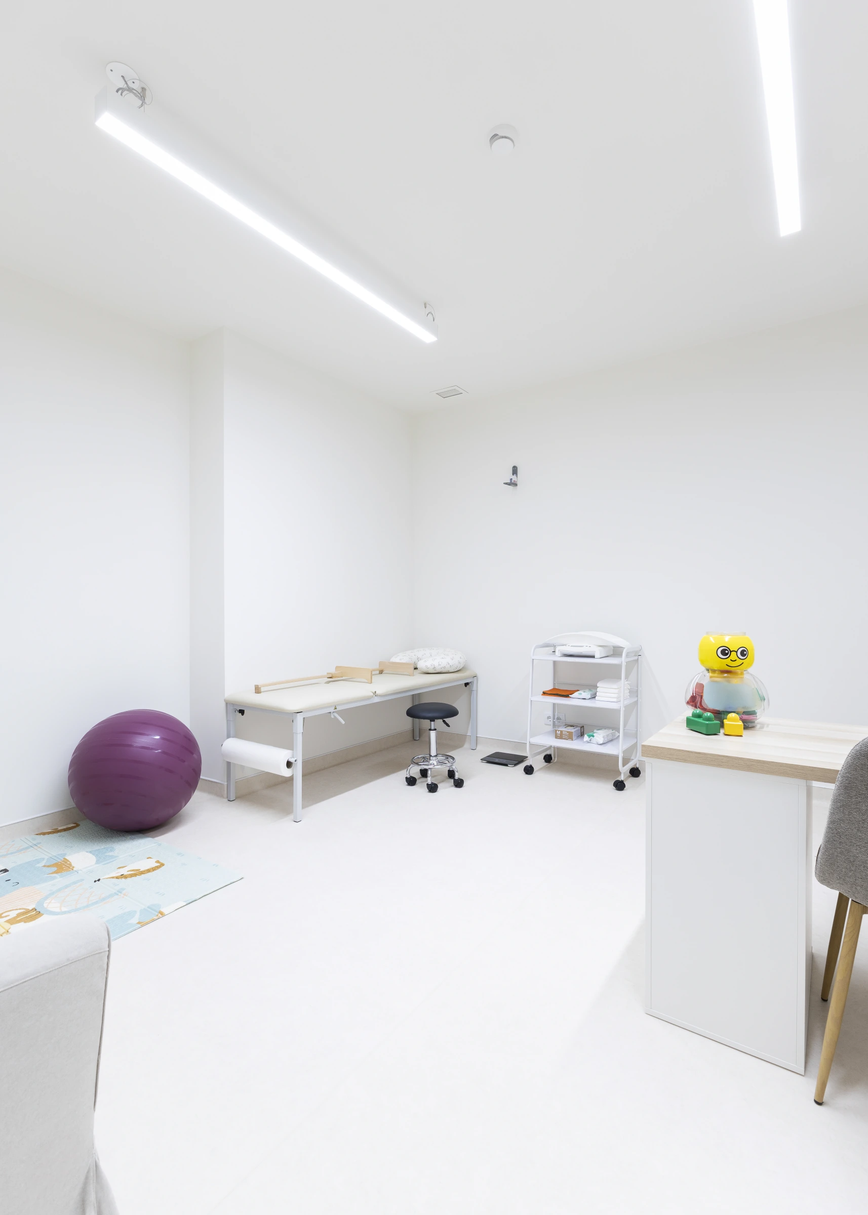 Gabinete de pediatria com marquesa, balança e brinquedo