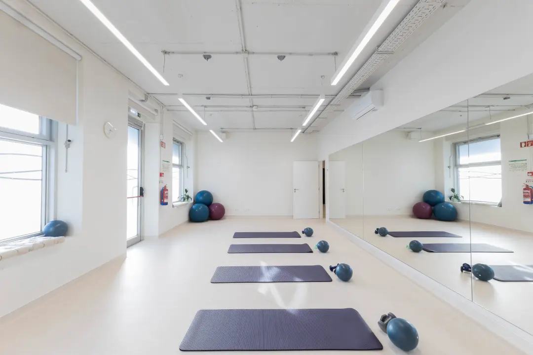 Espaço polivalente para cursos e aulas de grupo na Clínica Matriz em Lisboa