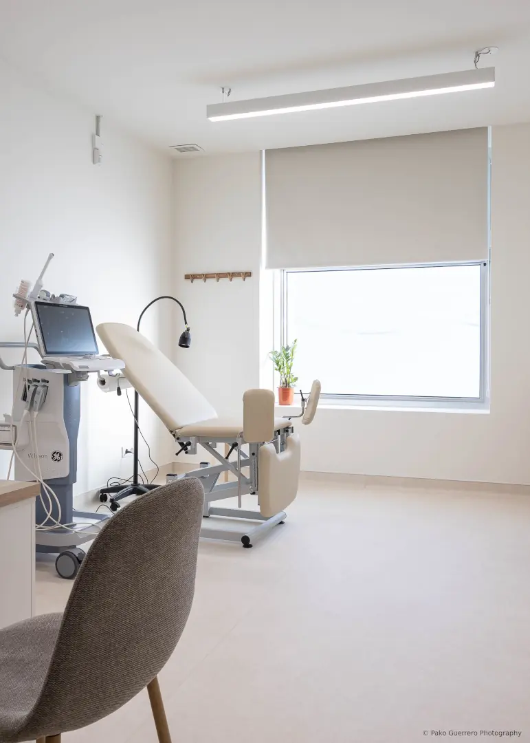 Gabinete de ginecologia e obstetrícia da Clínica Matriz em tons neutros