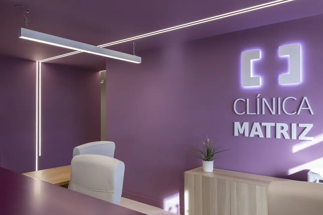 Recepção da Clínica Matriz com design moderno em tons de violeta
