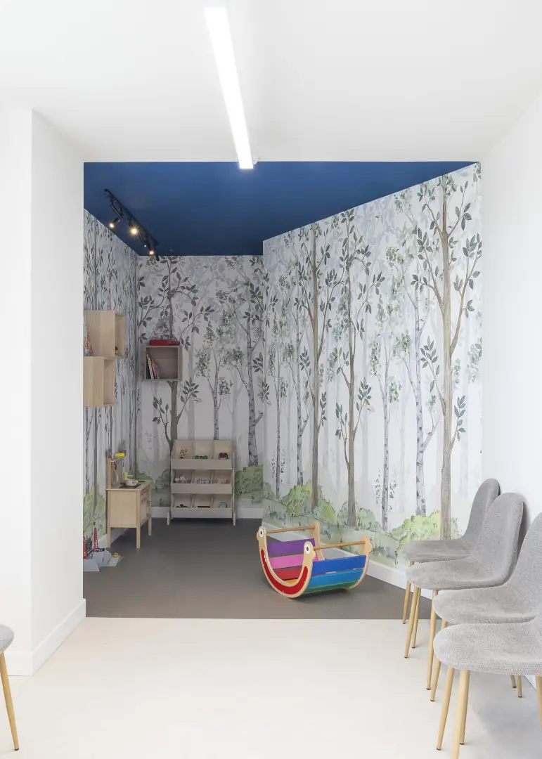 Espaço para brincadeiras na sala de espera da Clínica Matriz com brinquedos coloridos