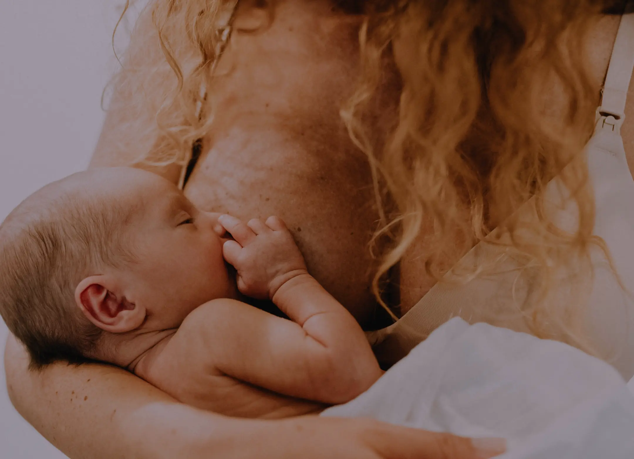 Mãe a amamentar o seu bebé